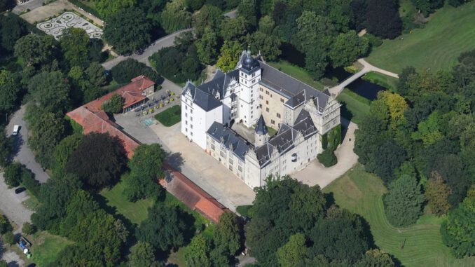Wolfsburg veranstaltet Einbürgerungsfeier im Schloss und meldet 643 neue Staatsangehörige