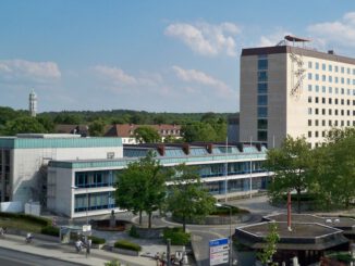 Wolfsburger Rathaus wird nachts mit Projektionen zu Solidarität und 17 Nachhaltigkeitszielen beleuchtet