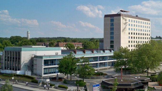 Wolfsburger Rathaus wird nachts mit Projektionen zu Solidarität und 17 Nachhaltigkeitszielen beleuchtet